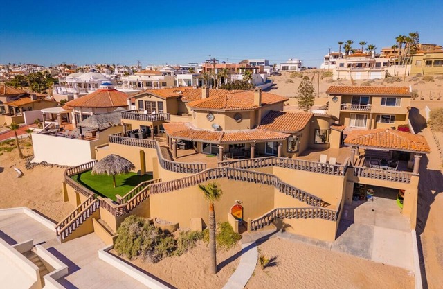 Shark House - 8 BR Beachfront