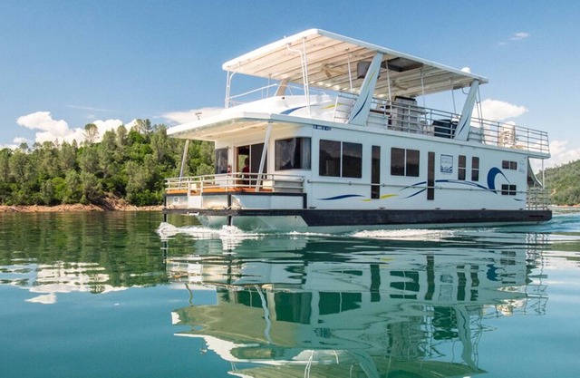 Shasta Marina at Packers Bay Thoroughbred Houseboat