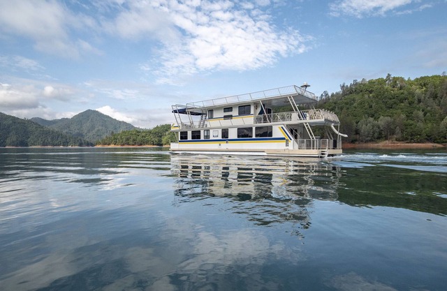 Shasta Marina's Constellation houseboat on Lake Shasta