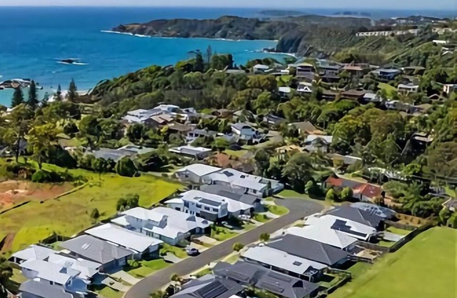 Shearwater is a spacious 3-bedroom townhouse located just an easy 280m stroll from the beach