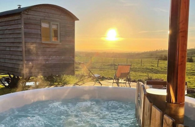 Shepherd's Hut & WoodFired HotTub in The Cotswolds