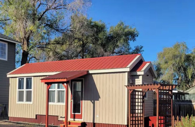 ShinyTiny Home in the Heart of Redmond with Stunning Backyard- Pet Friendly!