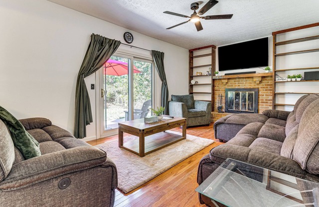 Shop, Golf & Explore: Home 14 Mi to Columbus!