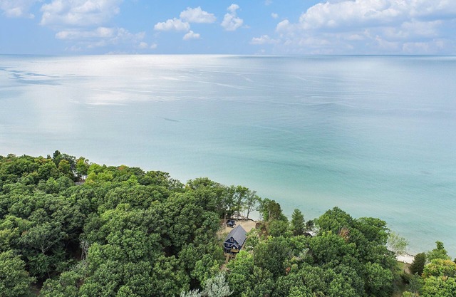 🌅 Shoreline Chalet – Wow Lake Michigan Views | Beach Access | Very Pet Friendly ➠ 18396
