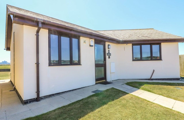 SHORELINE, pet friendly, country holiday cottage in Marazion