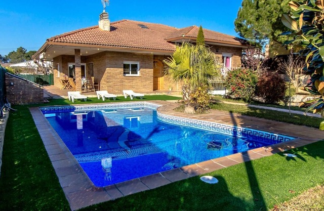 Silvia Tino Sils 561.556 Majestically Unique