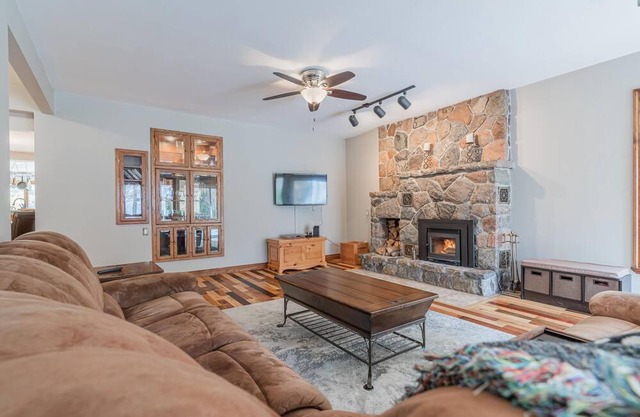 Simcoe Lakefront Cottage in Innisfil With Parking, BBQ, Garden, Firepit