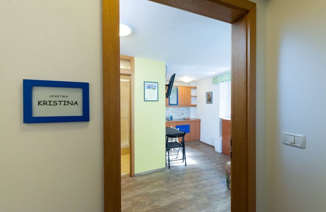 Simple charming ap, AC, free WIFI, LCD TV, 25 m2, new bedroom, fully equipped