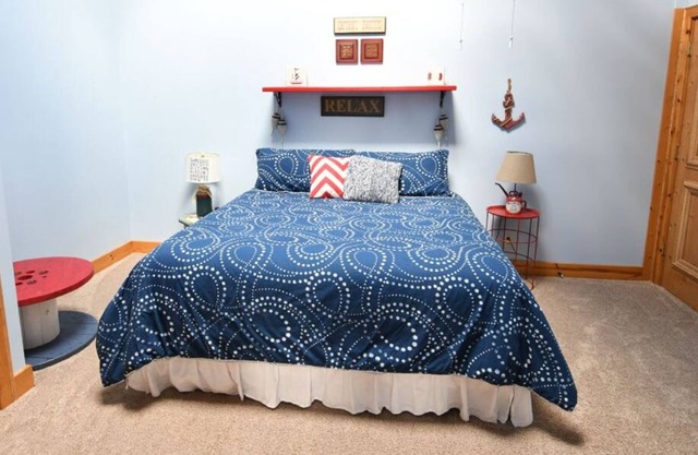 Single King Bedroom W/ Full Bath. Downtown Lexington w/ Beautiful Beach Theme!