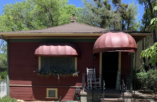 Single level cottage 6 blocks to Courthouse square