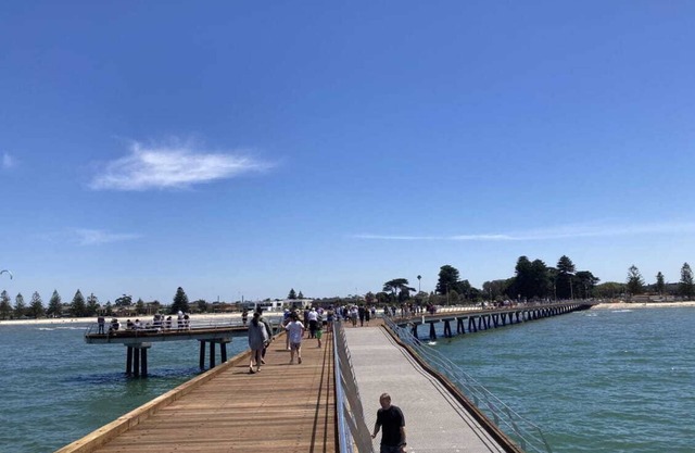 Single-level home with Victorian style furniture in Altona, close to trains