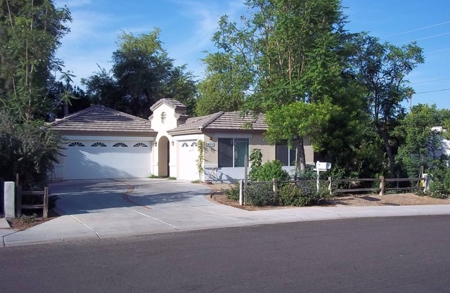 Single level standalone cottage 1 bedroom 1 bath with attached garage