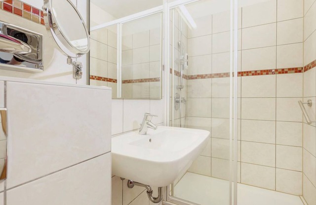 Single Standard Shower/WC - Hotel Löwengarten