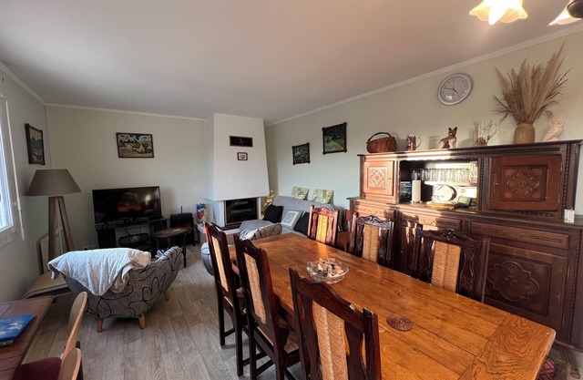 Single-storey house near beach and shops