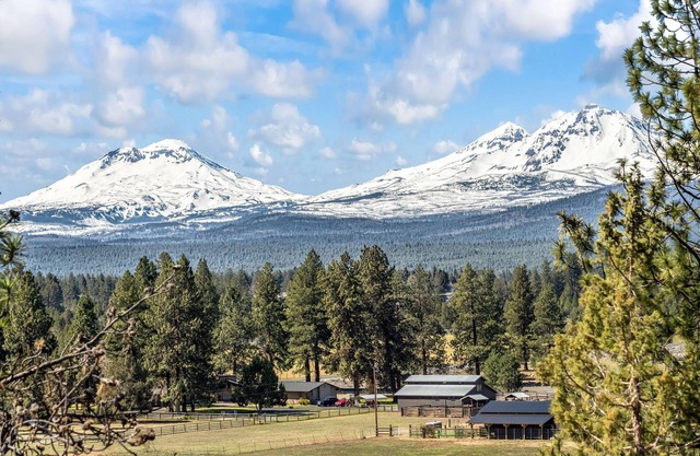 Sisters Chalet 1-bed retreat with WiFi, AC, and views near downtown Sisters.