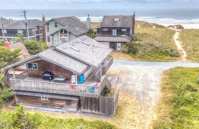 SITKA HOUSE MCA1354-Across from beach, Hot tub, 5 bdrm/3bth,oceanview,dogs ok