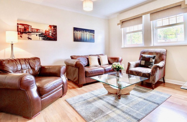 Situated in Glasgow's desirable south side this two bedroom apartment managed by Pillow Partners ...