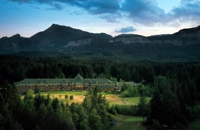 Skamania Lodge! Pet Friendly Tree House, Onsite Pool, Golf, Spa, Hot Tubs!