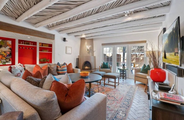 Ski Discounts! Luxe Canyon Rd, near Art Galleries