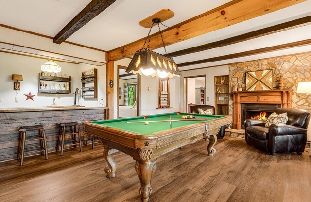 Ski/Hike/Views/Pool/Basket & Pickleball/Pool Table