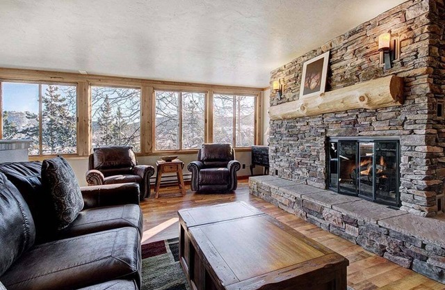 Ski Hill 27-Walk to Gondola & Main St. - In-Town-Remodeled Condo-On-site Pool/Hot Tub!