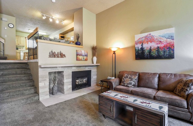 Ski-In/Out Cedars Chalet-2BR and Close to Everything