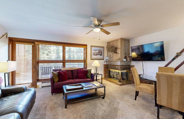 Ski-in/out, mountain view w/fireplace, fast WiFi & shared pool/hot tubs/laundry