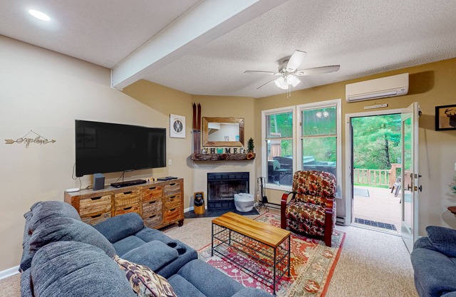 Ski-in/out townhome with free WiFi, wood fireplace, gas grill, & deck - dogs OK