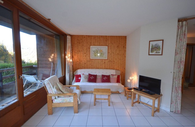 Ski-In/Ski-Out Apartment in Les Gets - 3 Stars, Balcony, Mountain Views, Free Shuttle