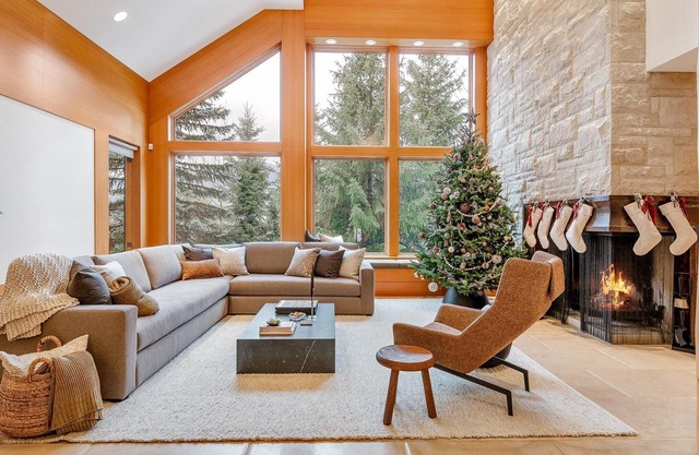 Ski-in/Ski-out chalet w/hot tub & media room