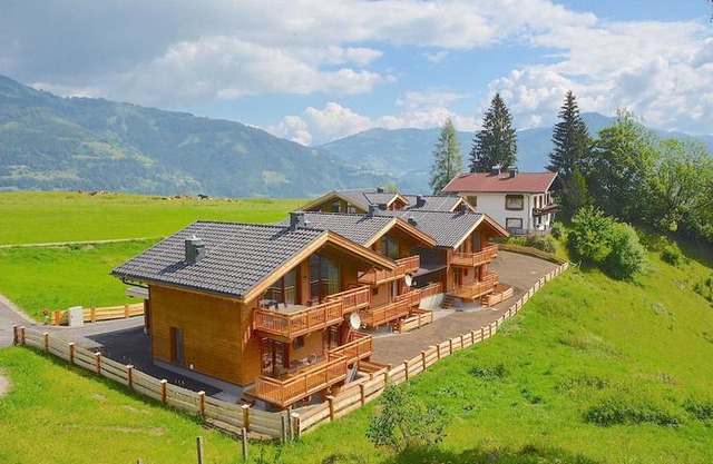 Ski-in / Ski-out Chalet Maiskogel 13a by Alpen Apartments