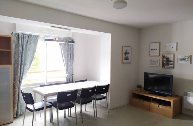 Ski-in/Ski-out: Cozy Apartment for 6 with Mountain Views, Parking & Modern Amenities