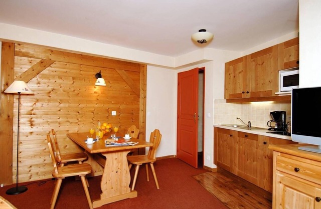 Ski-in/ski-out & foot of the slopes, fitness, swimming pool, sauna, parking, tv, 35-39m², Le Corbier