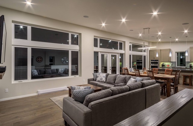 SKI-IN/SKI-OUT. Just built, 4 bedroom, 3.5 bathroom modern Town home, sleeps 12