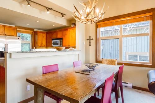 Ski in Ski out Minutes from Village, Private Hot Tub Sleeps 6 Free Shuttle