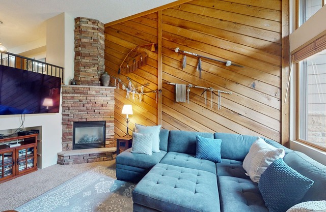 Ski-in/ski-out townhome w/garage, shared pool/hot tub, steps to lifts/Main St