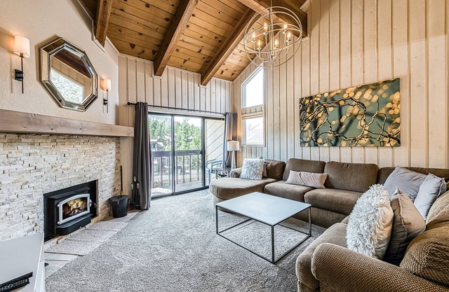 Ski & mountain-view condo with pool & hot tub - near ski slopes
