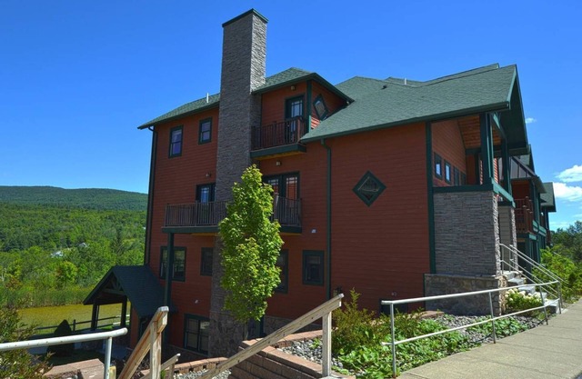 Ski ON/OFF 3 Bedroom Spacious Townhouse/newly renovated. 600 ft to lift