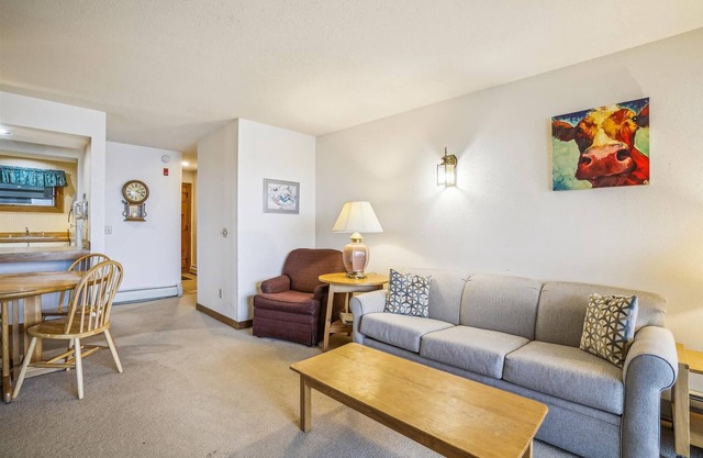 Ski on/ski off, beautiful views, 2 bedroom condo, Sunrise C5