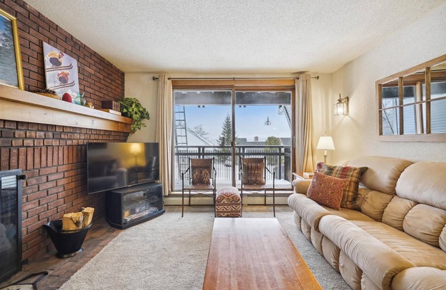 Ski on/ski off, conveniently located with beautiful views, Sunrise B3