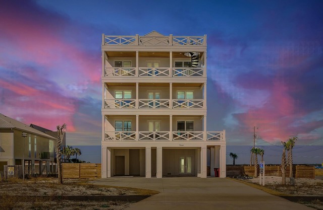 Sky High- pup friendly home w/pool, sleeps 26!