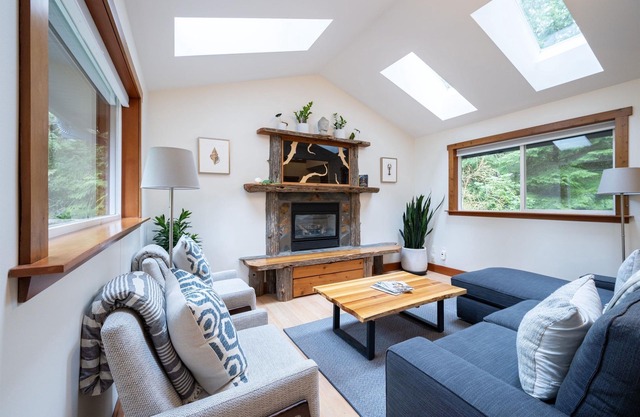 Skylight Cottage- Mackenzie Beach, Private Hot Tub