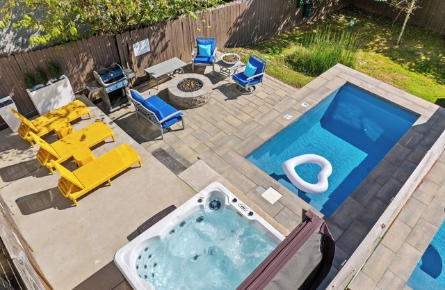 Skyline Stunner★Heated Pool★Hot Tub★Fire Pit★Close to Broadway & Downtown!★Views