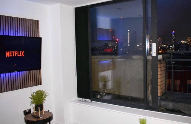 Skyline Views - Penthouse - Super Kingsize Bed