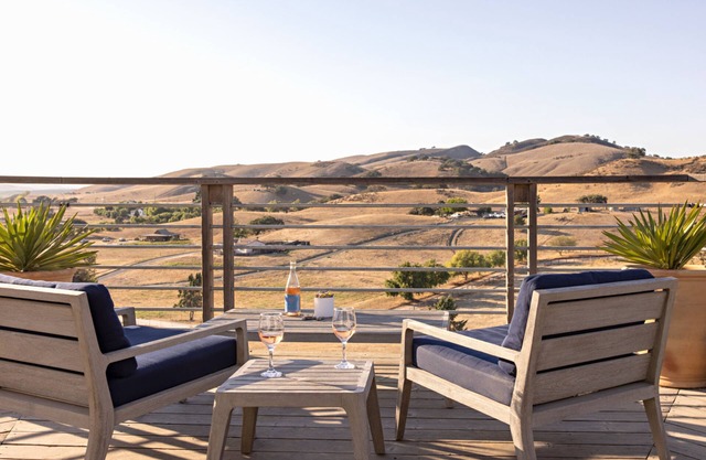 Skyview Hotel - 21 & Over Pool