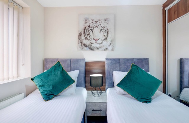 SL Reet Gdns 38 - Town Center 4 Bedroom 4 bathroom Hse with Parking Slough (38)