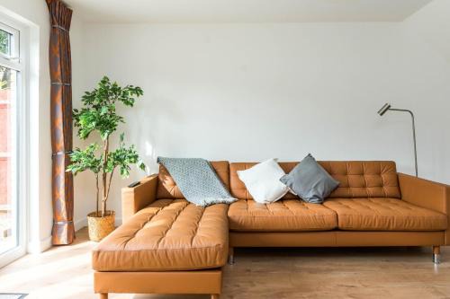 Sleek and Stylish 2BD Home with a Garden Anerley