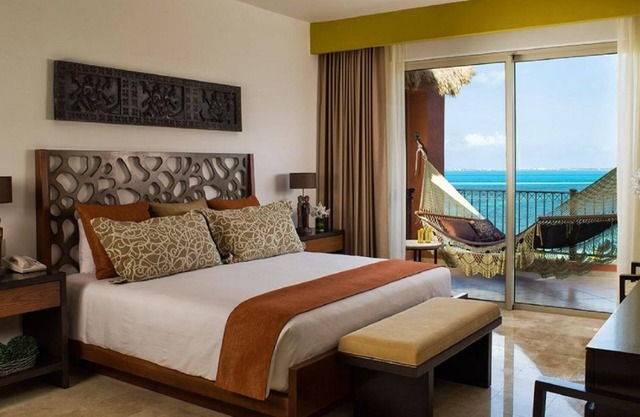Sleek Sophistication: Experience Luxury in a 3 Bedroom Loft, Villa del Palmar