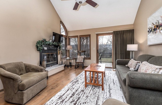 Sleep 4 in cozy 2-bedroom, 2-bath townhouse