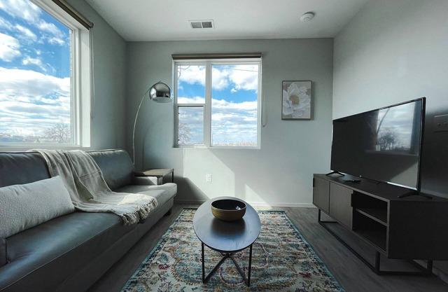 Sleepover: Graceful 1BD/1BA + Gym - Downtown Omahan